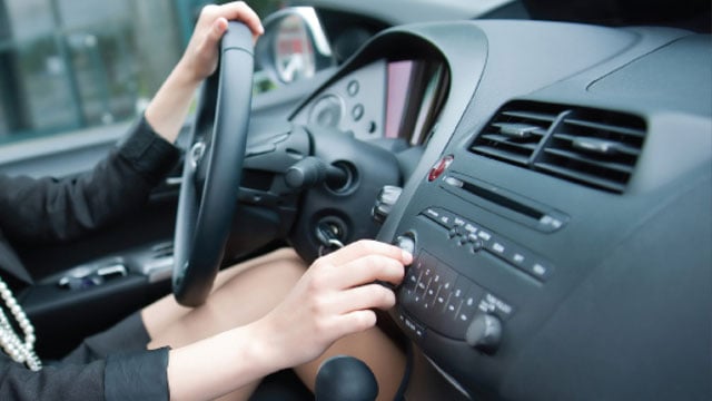 Boosting In-vehicle Radio functionalities to support the application ecosystem